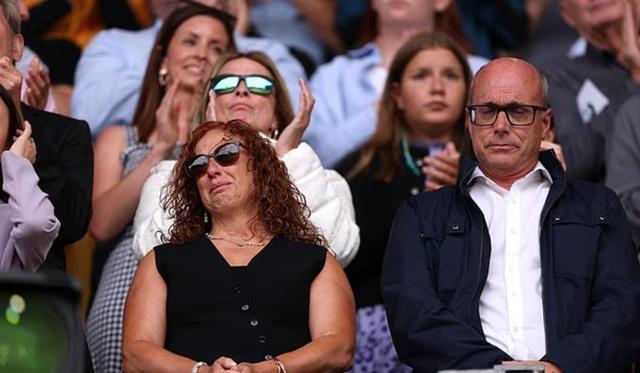 亚博体育平台-动情时刻，若塔遗孀和父母看到狼队球迷对若塔的致敬感动落泪