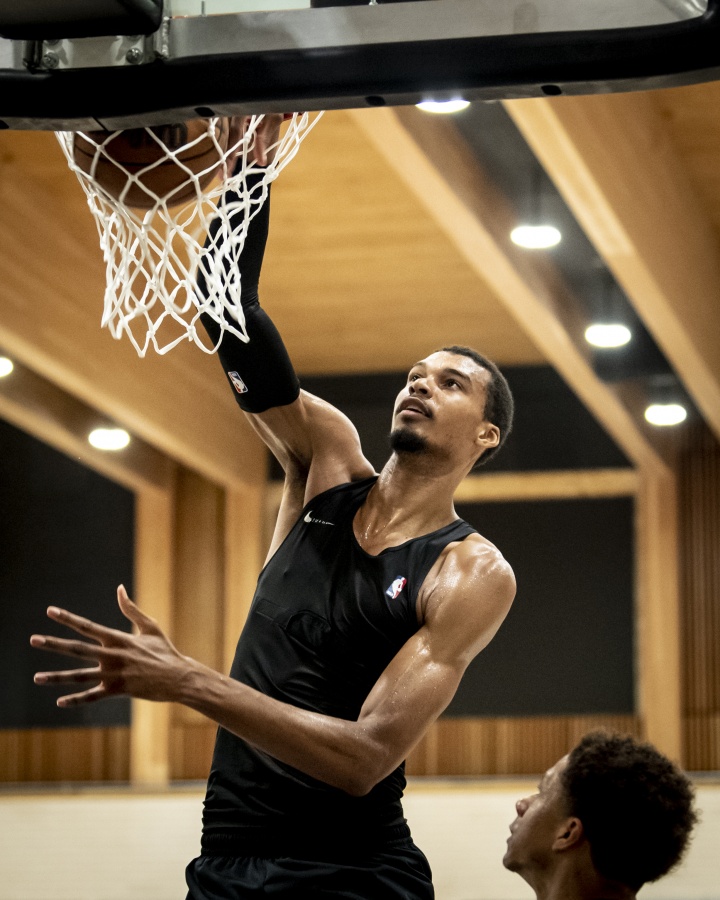 亚博体育平台-保留武僧造型最强形态？文班回马刺训练备战新赛季！