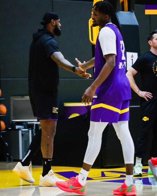 亚博体育官网-湖人备战季后赛！詹皇加练三种武器，布朗尼扮华子