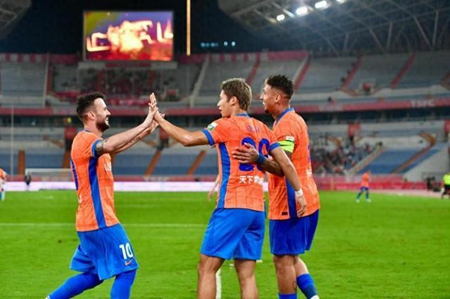 亚博体育平台-泰山梦幻开局！瓦科6场连入8球，首破国安球门，冲击中超金靴