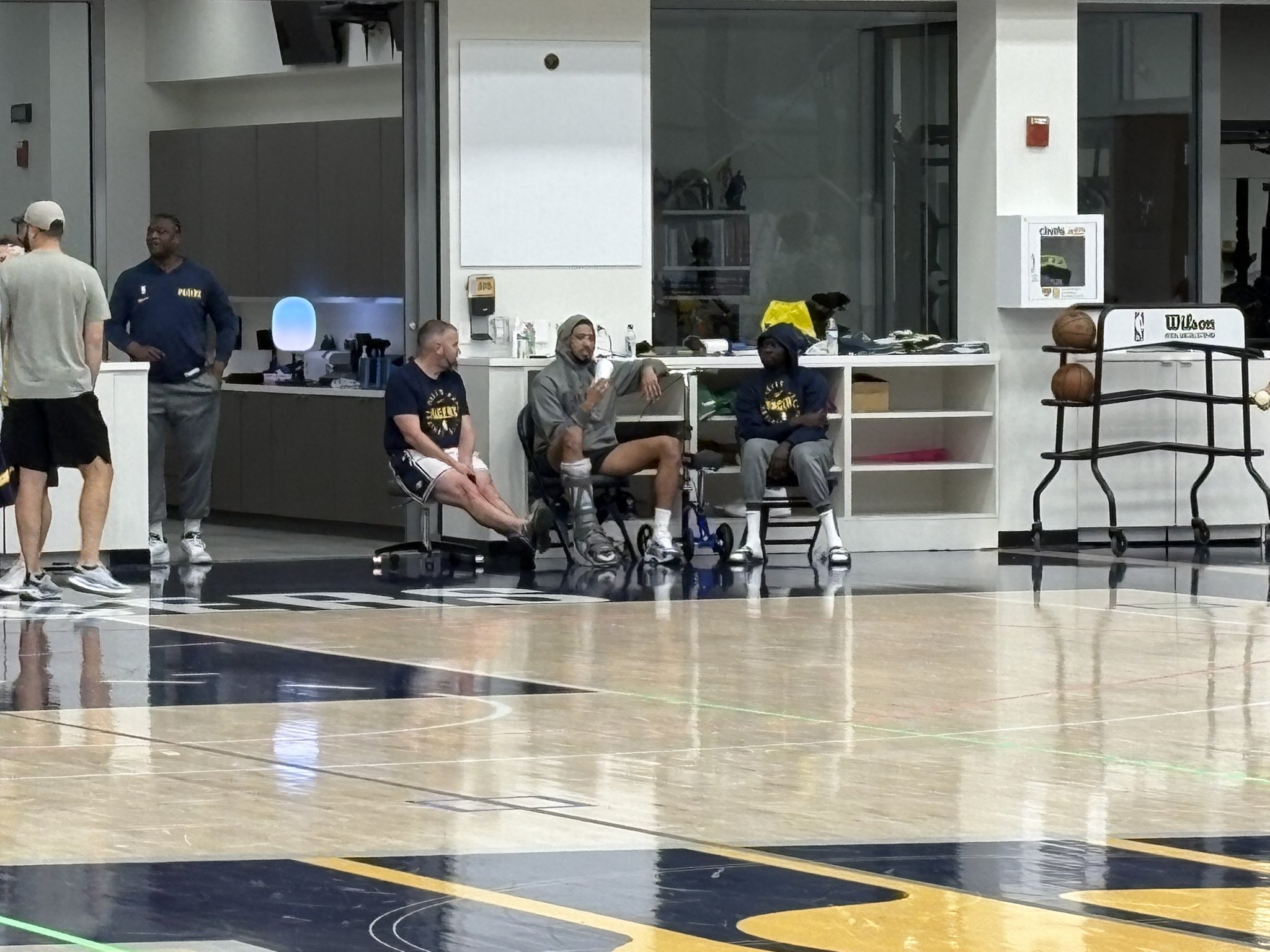 亚博体育官网-哈利伯顿穿着保护靴抵达训练馆，观看步行者队夏联训练