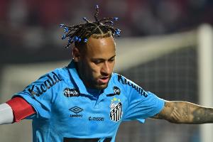 亚博app-因伤缺席巴西队，内马尔享受周末与好友打板式网球