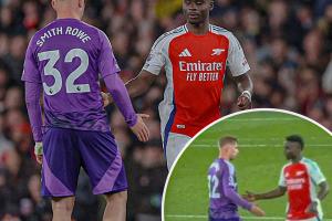 还是自家孩子！史密斯-罗赛中与萨卡击掌，赛后和老队友们拥抱