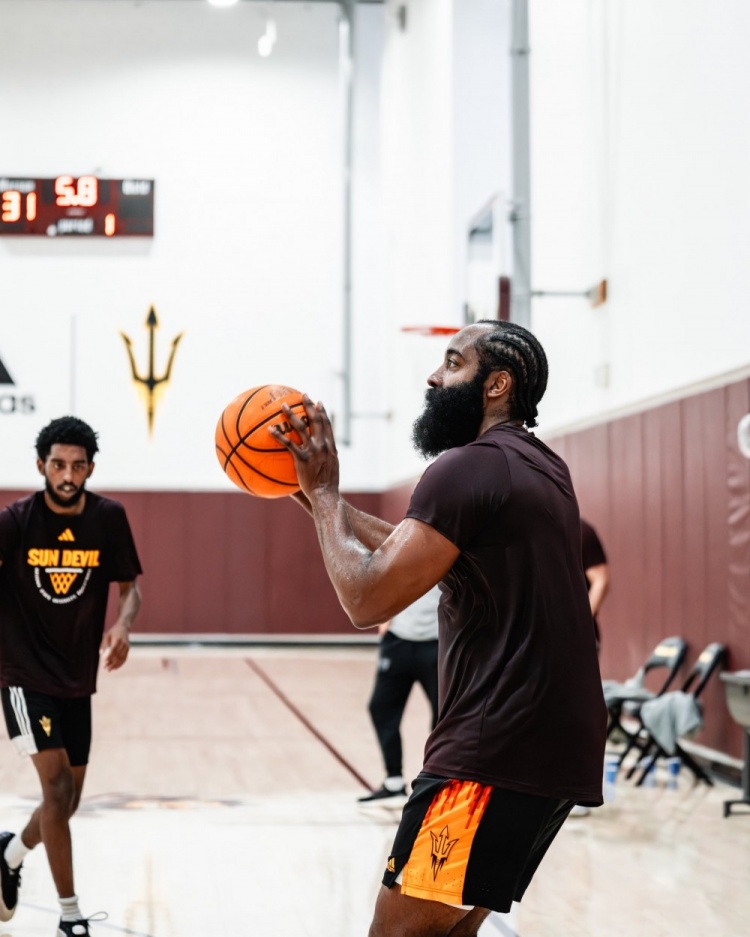 亚博中国官网-哈登重返母校训练，亚利桑那州大男篮展示其身形变化
