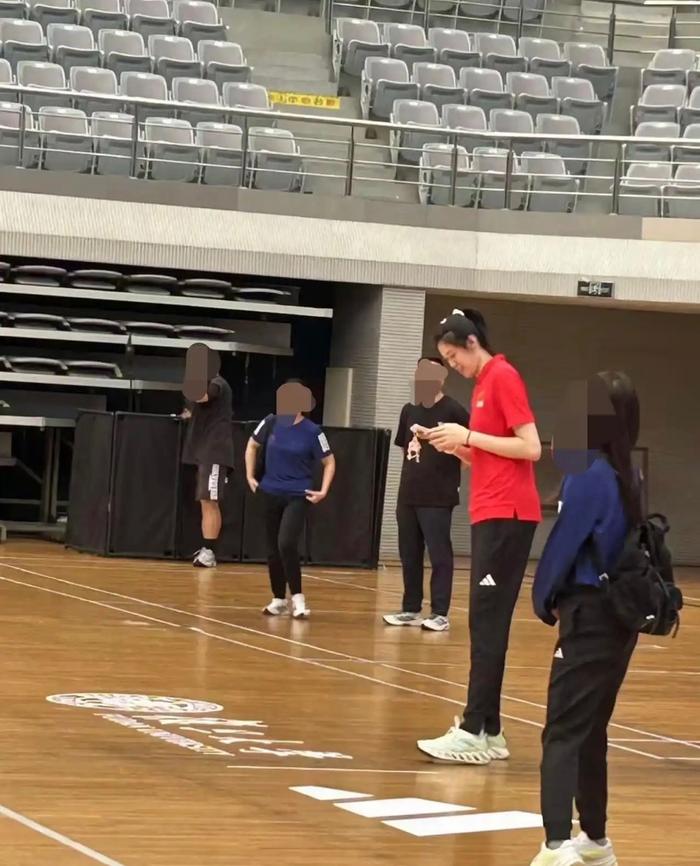 李盈莹去复旦大学参加活动，整个人精神奕奕！能否参加世锦赛？